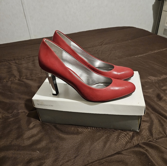 Worthington red pumps with silver heel - Picture 2 of 2